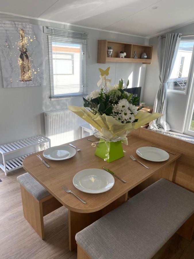 Stylish 3 Bedroom Caravan Near The Beach Walton-on-the-Naze Eksteriør billede
