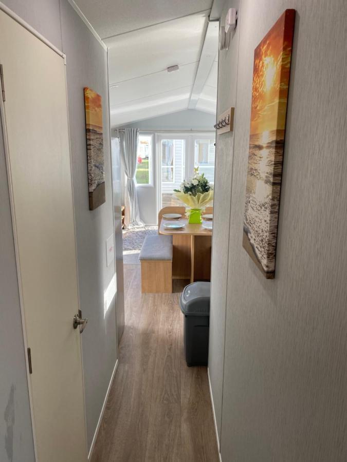Stylish 3 Bedroom Caravan Near The Beach Walton-on-the-Naze Eksteriør billede